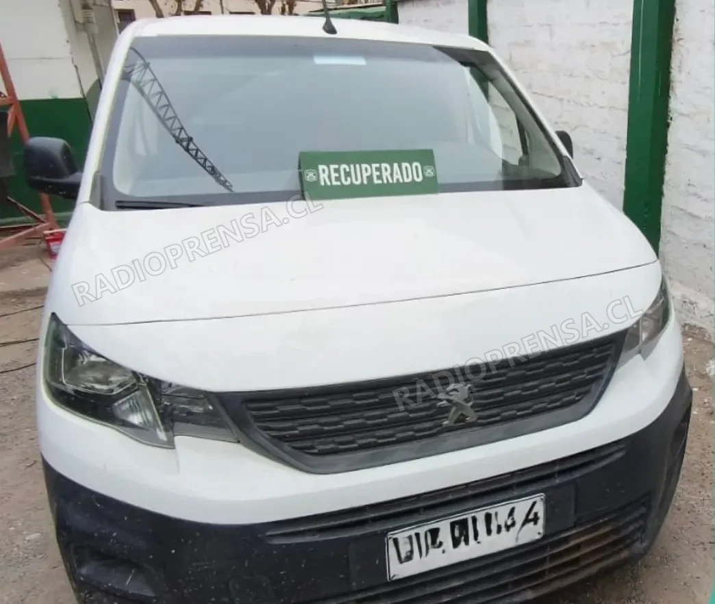 Carabineros de El Monte detiene a tres sujetos y recupera furgón robado con herramientas para cometer delitos