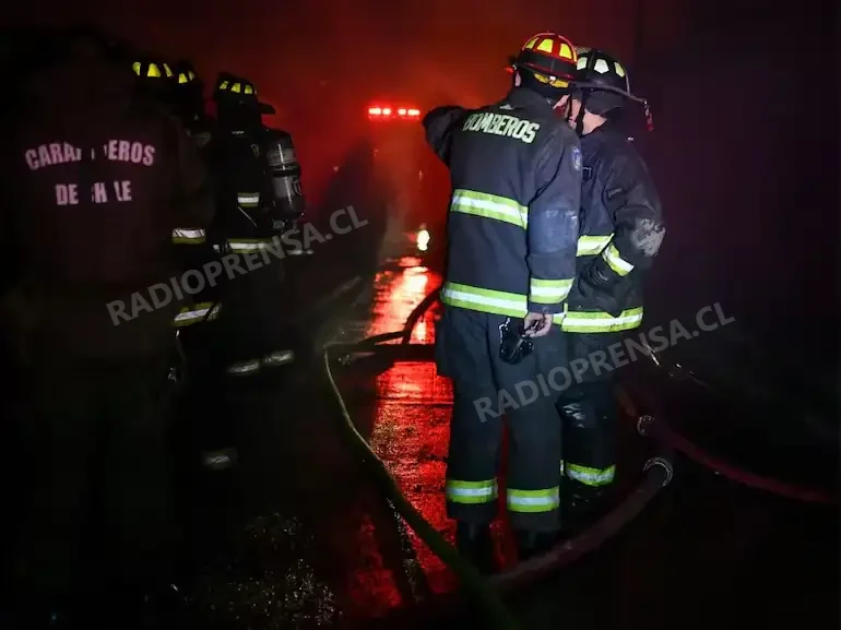 Voraz incendio destruye por completo una vivienda en sector Lomas de Cholqu