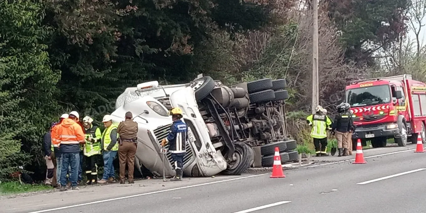 Camión que transportaba productos químicos volcó en la Ruta 78 a la altura de Talagante