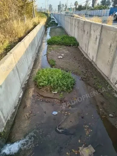 Encuentran cadáver en canal a un costado de la vía pública en Melipilla