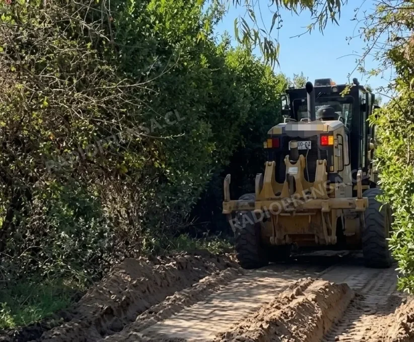 Municipalidad de Melipilla continúa con trabajos de mejoramiento de caminos rurales