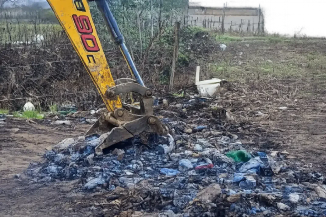Operativo municipal retira microbasural clandestino en Chocalán como parte del Plan de Invierno y Prevención de Inundaciones