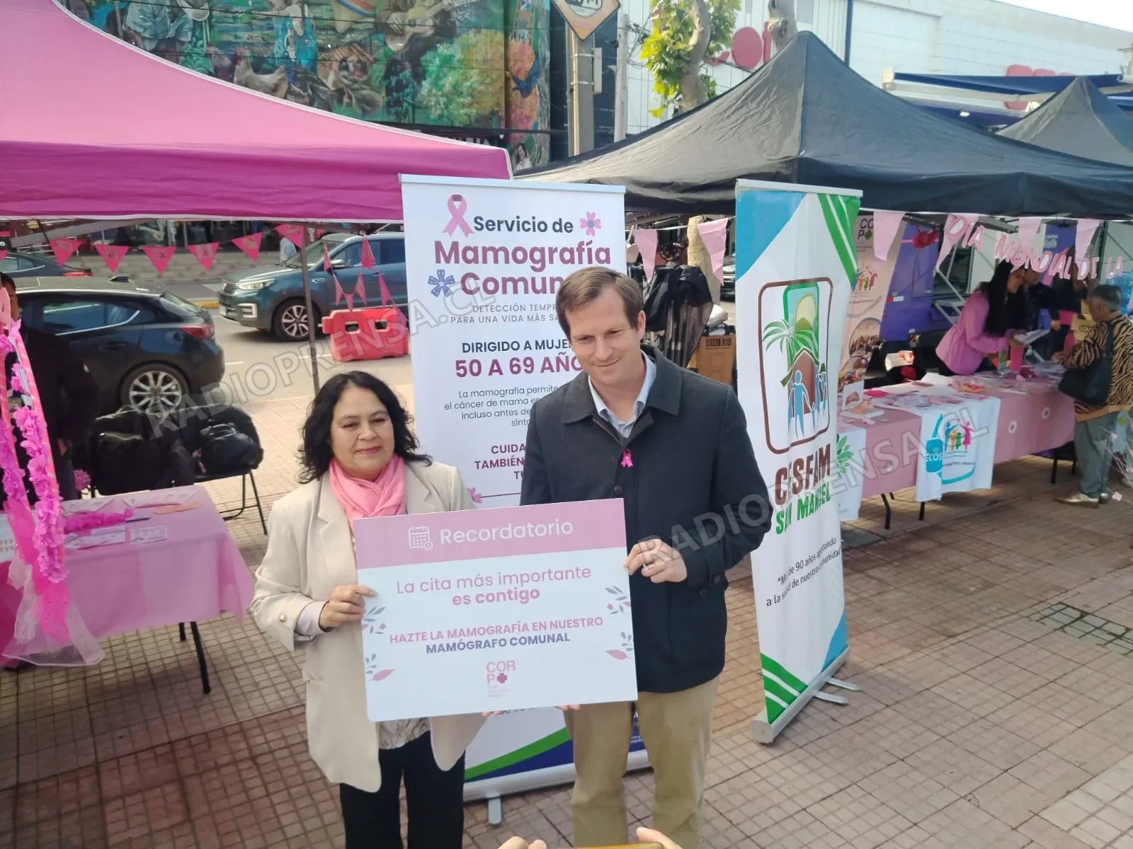 Feria preventiva en Plaza de Armas de Melipilla busca crear conciencia sobre el cáncer de mama