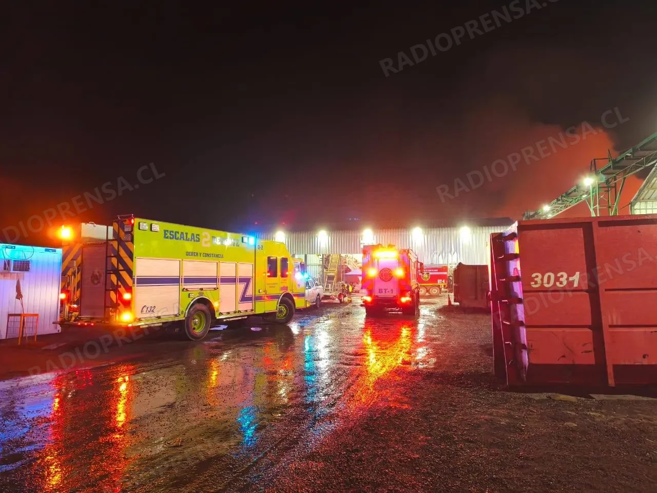 Incendio en empresa Pinto-Piga de El Monte podría extenderse por varios días