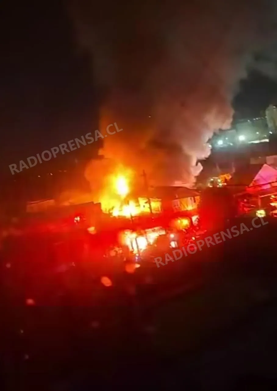 Cinco viviendas resultan destruidas por incendio durante la madrugada en Talagante