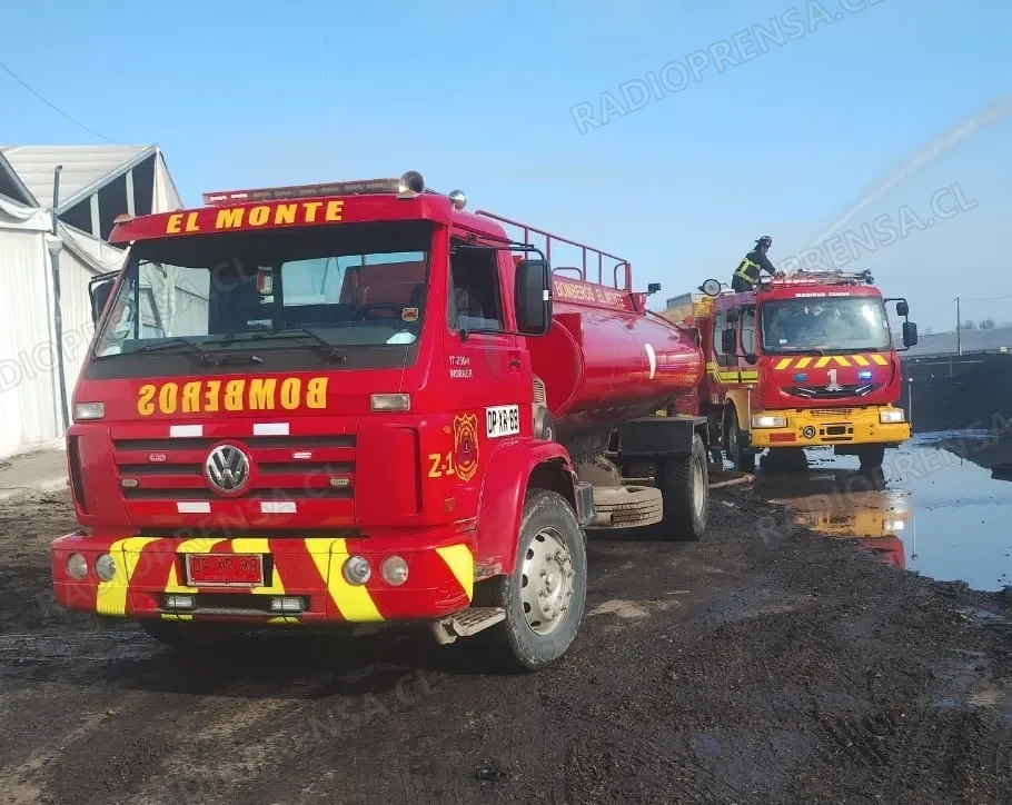 Bomberos continúa trabajando en las bodegas afectadas mientras humo obliga a suspender clases en El Monte y Talagante