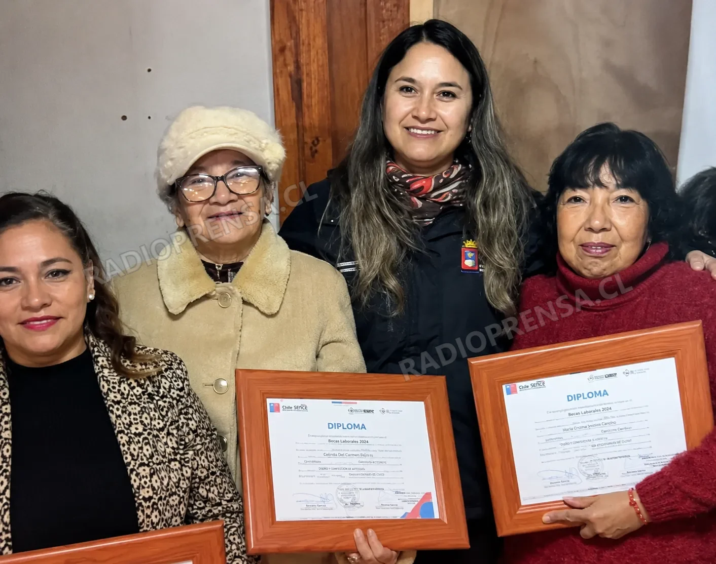 Quince vecinas de Alhué se certifican en curso de confección de artículos de cuero