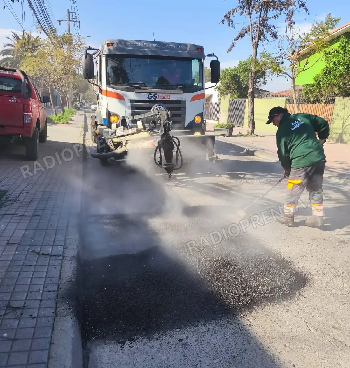 Equipo municipal de bacheo intervino calle Libertad en Talagante
