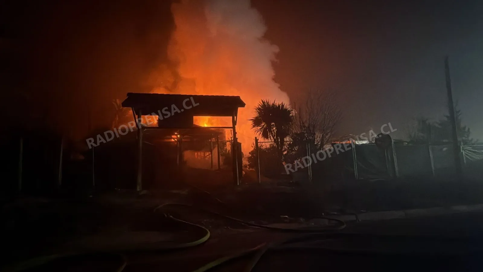Cuatro viviendas destruidas y dos lesionados deja violento incendio en el sector de Puangue