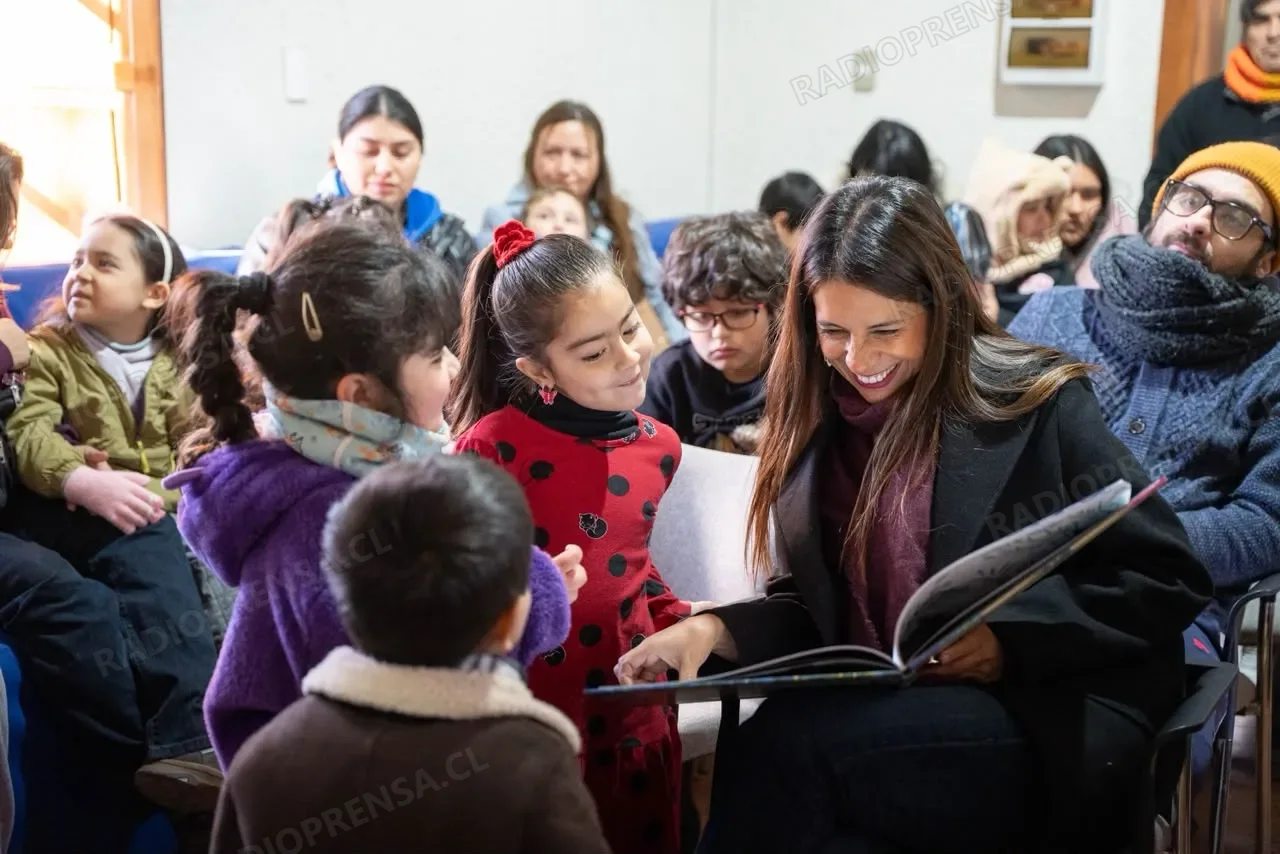 La alcaldesa Paula Gárate destacó el valor histórico de la biblioteca municipal y detalló la llegada del nuevo material bibliográfico para toda la familia.
