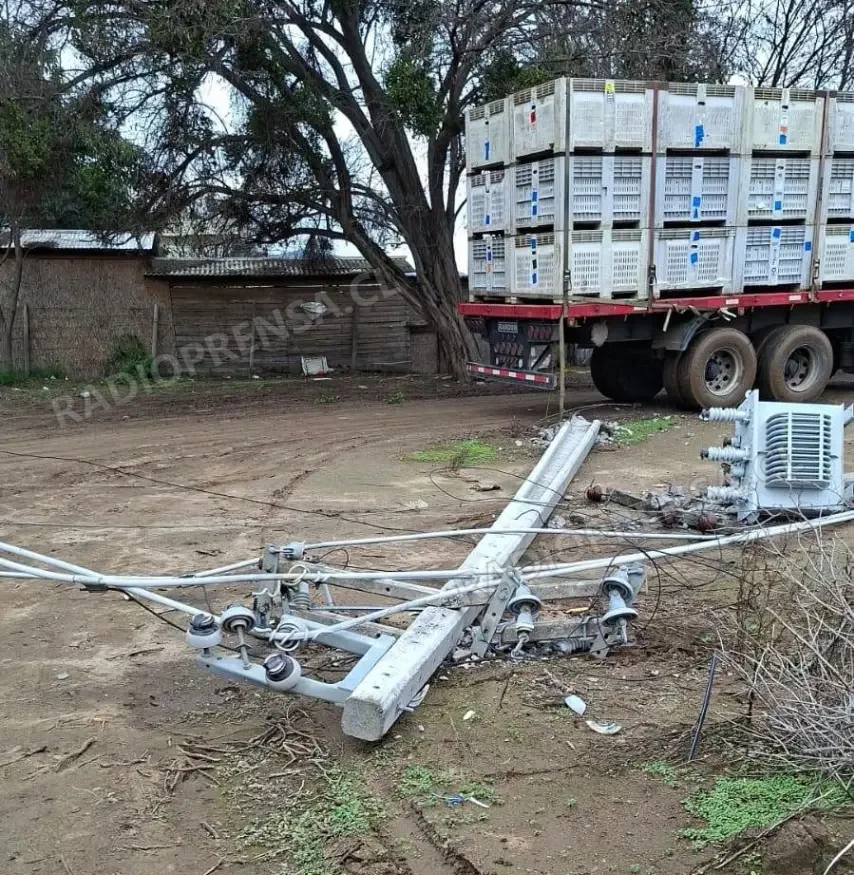 Accidente de camión provocó masivo corte de energía en Curacaví, afectando a 6.000 clientes