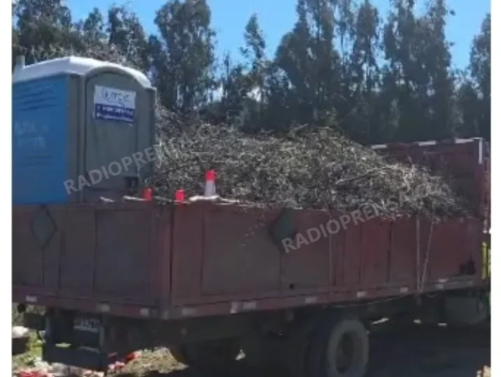 Curacaví: Sorprenden a camión botando basura en el lecho del Estero Puangue tras denuncia vecinal