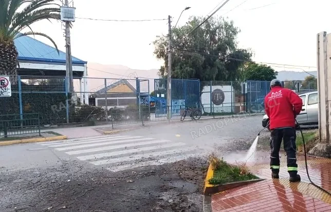 Municipio de Talagante realizó hidrolavado de veredas para mejorar espacios públicos de la comuna