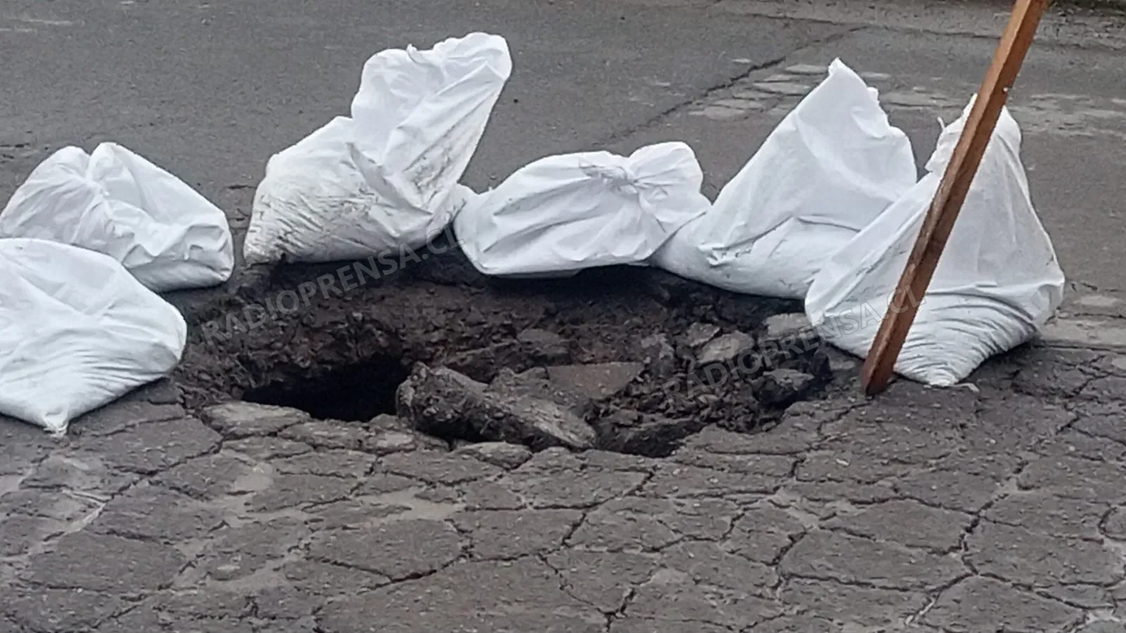 Socavón obliga a cortar el tránsito en calle Esmeralda de Talagante