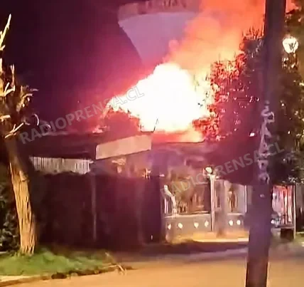 Incendio de grandes proporciones movilizó a Bomberos en El Monte