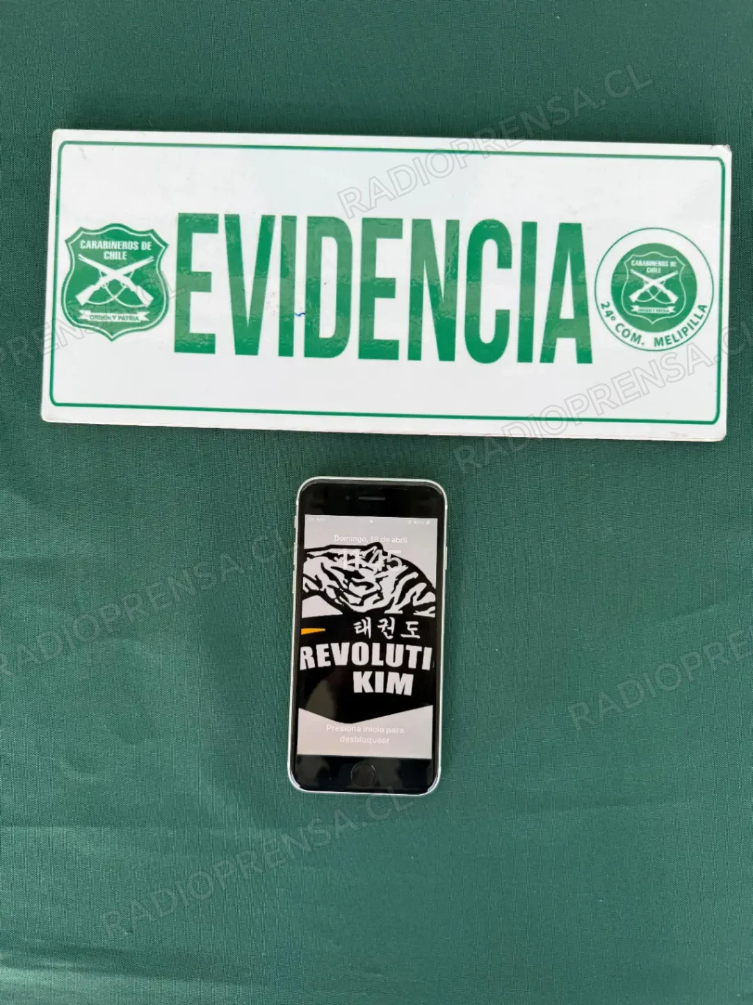 Detienen a mujer que ofrecía celular robado por Facebook