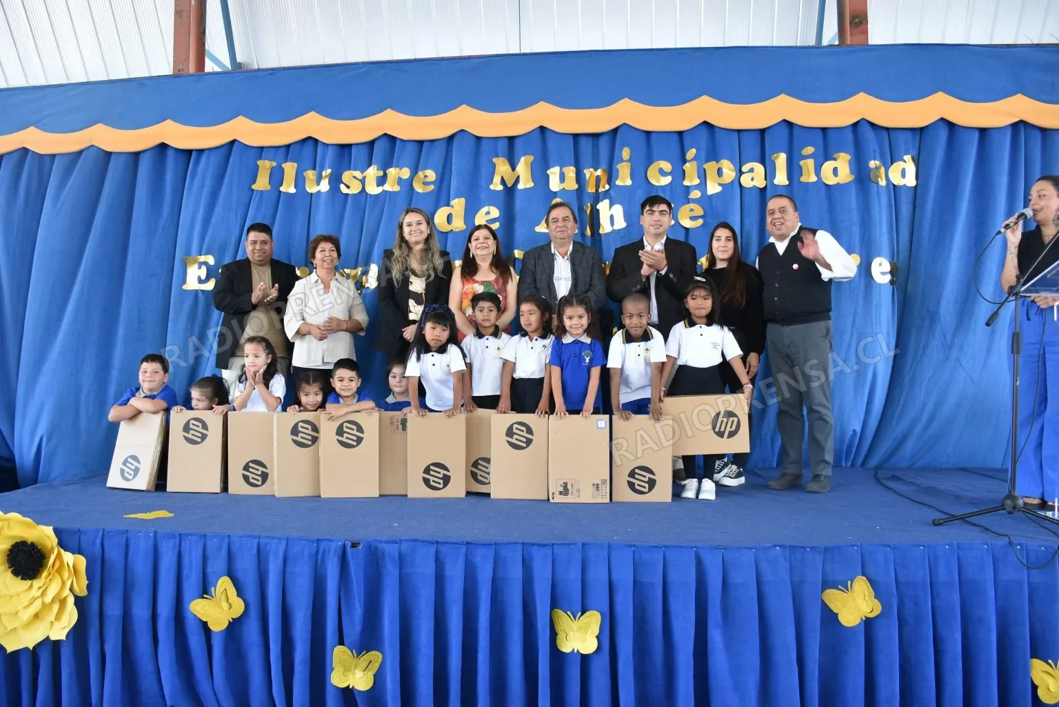 Alcaldesa Chamorro transmite tranquilidad a apoderados: Alhué mantendrá entrega universal de computadores