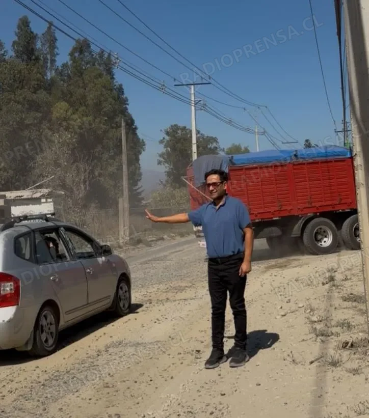 Concejal Loyola se suma a reclamos de vecinos por mal estado de camino El Bajo