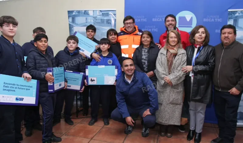 257 estudiantes de Isla de Maipo reciben computadores de la Beca TIC de JUNAEB