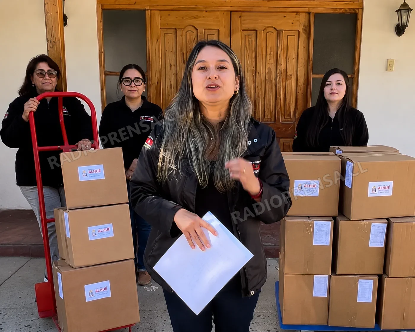 Alhué inicia tercera entrega de canastas de alimentos, kits de aseo y vales de gas