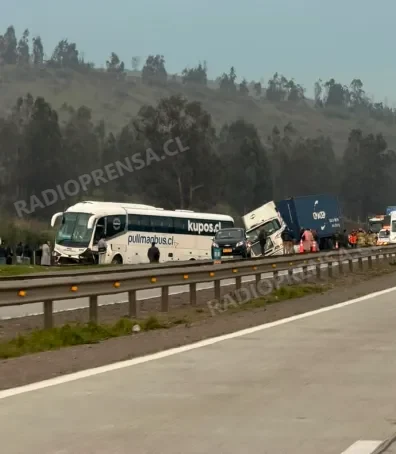 Una persona fallecida y tres lesionadas deja colisión múltiple en la Autopista Ruta 78
