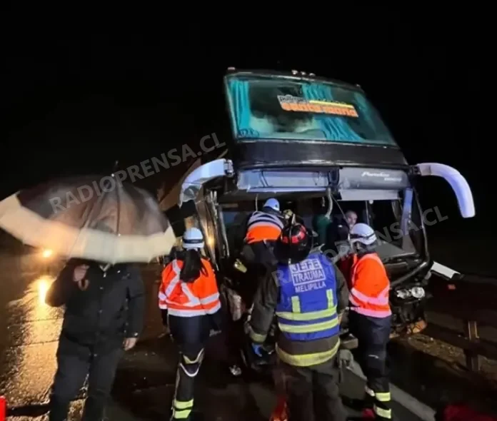 Cinco lesionados deja violenta colisión entre bus y minibus en la Ruta 78