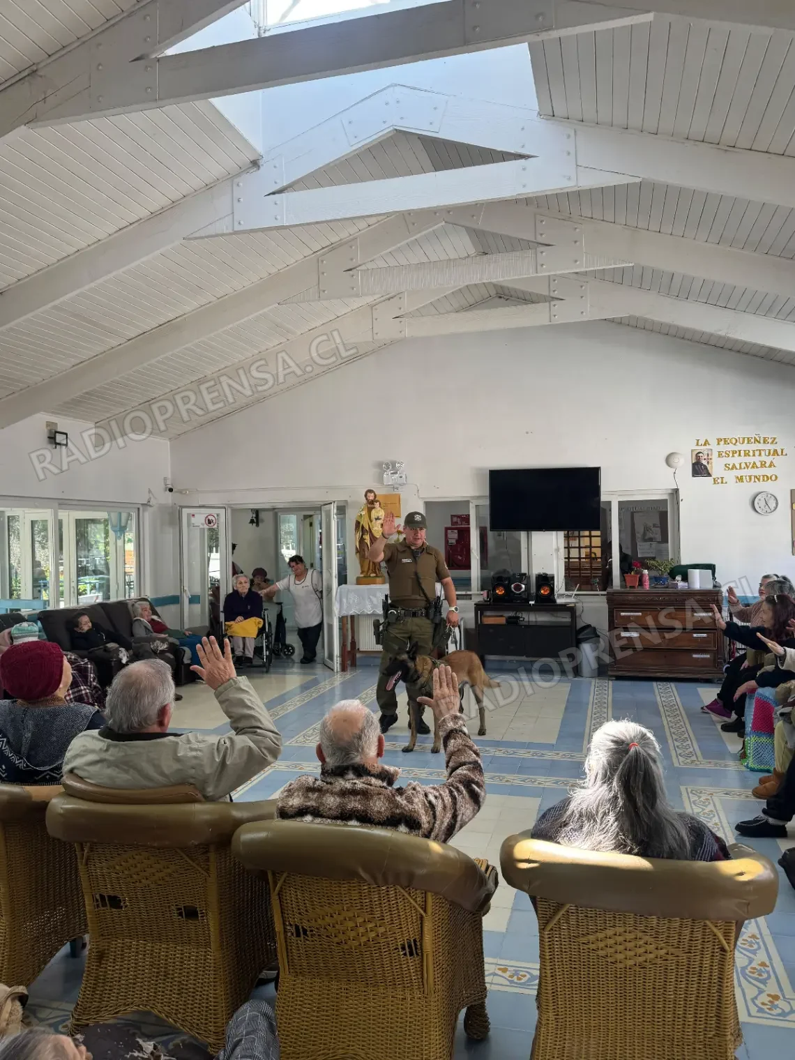 Carabineros de Melipilla y el can Asgard compartieron una especial jornada con personas mayores de Fundación Las Rosas
