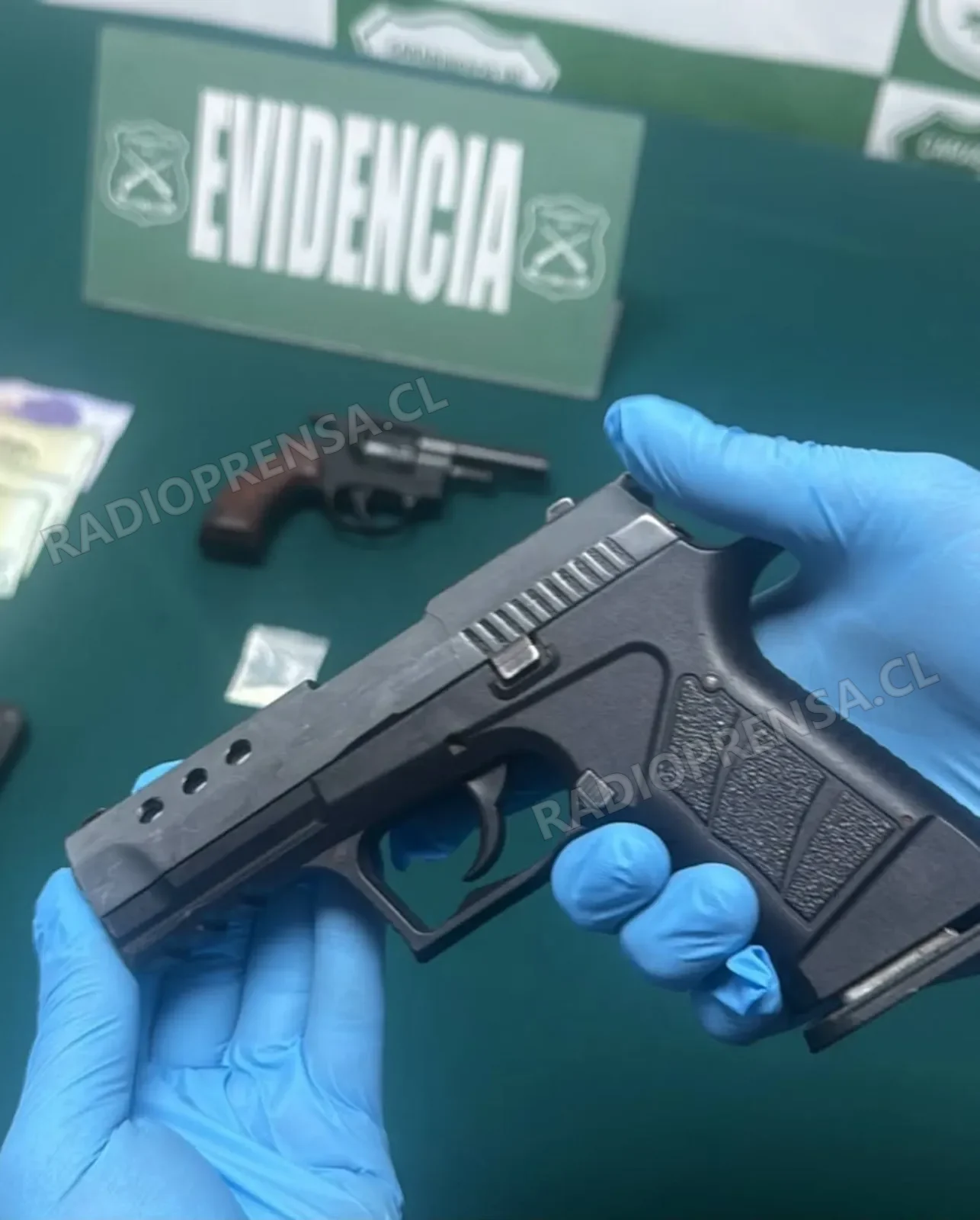 Detienen a joven de 18 años con armas, drogas y dinero en San Antonio