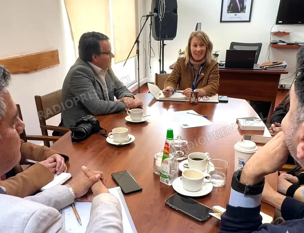 Autoridades coordinan nuevas iniciativas de capacitación laboral para enfrentar el desempleo en la provincia de talagante