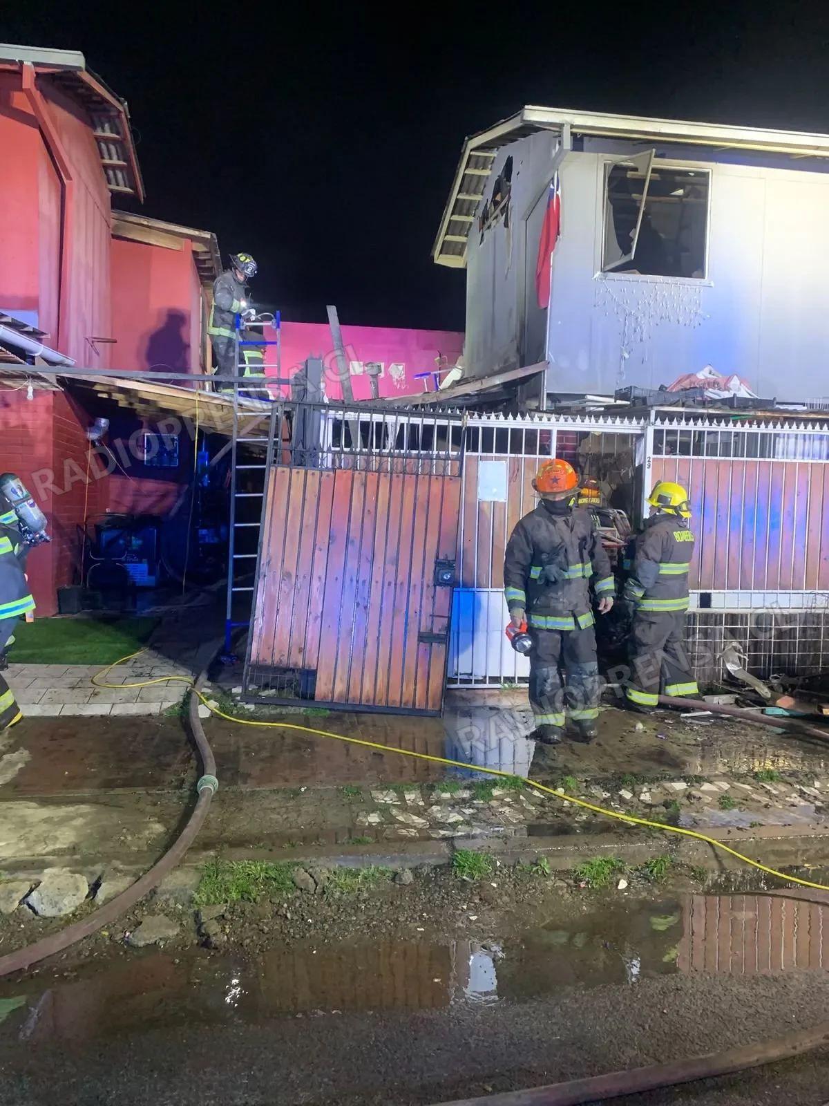 Cuatro personas afectadas por inhalación de humo tras incendio de vivienda en población Benjamín Vicuña Mackenna
