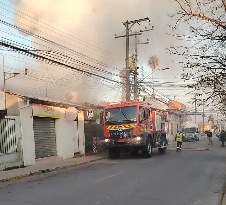 Bomberos controla incendio en entretecho de local de sushi en calle Libertad