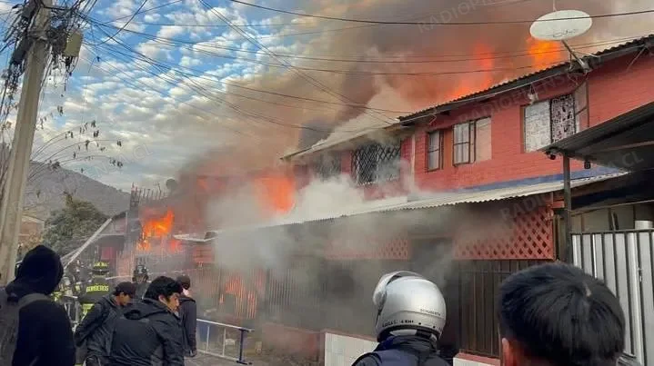 En desarrollo: Voraz incendio afecta a departamentos en población Los Poetas de Melipilla