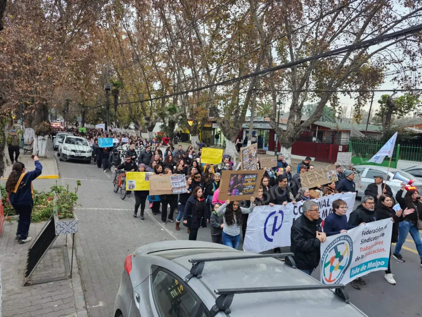 Masiva marcha en Isla de Maipo visibiliza demandas educativas nacionales y crisis previsional local
