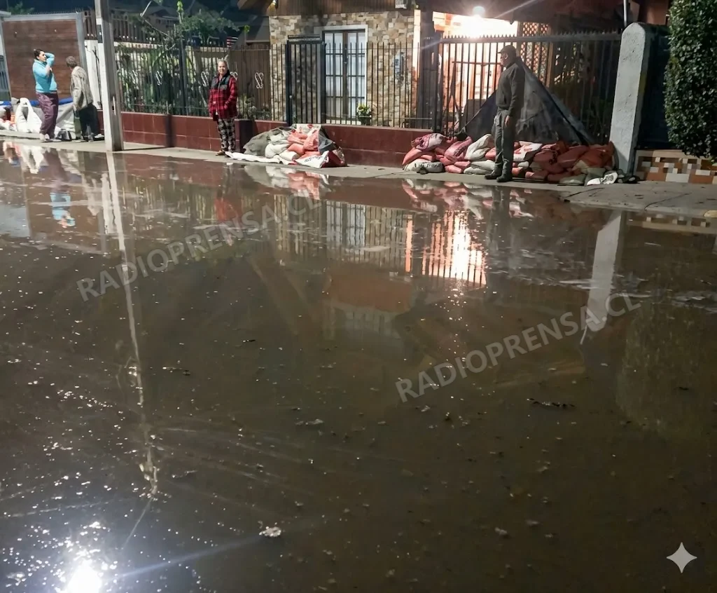 Inundación en Villa Las Hortensias de Padre Hurtado afecta a 27 viviendas y municipio apunta responsabilidades a EFE y canalistas