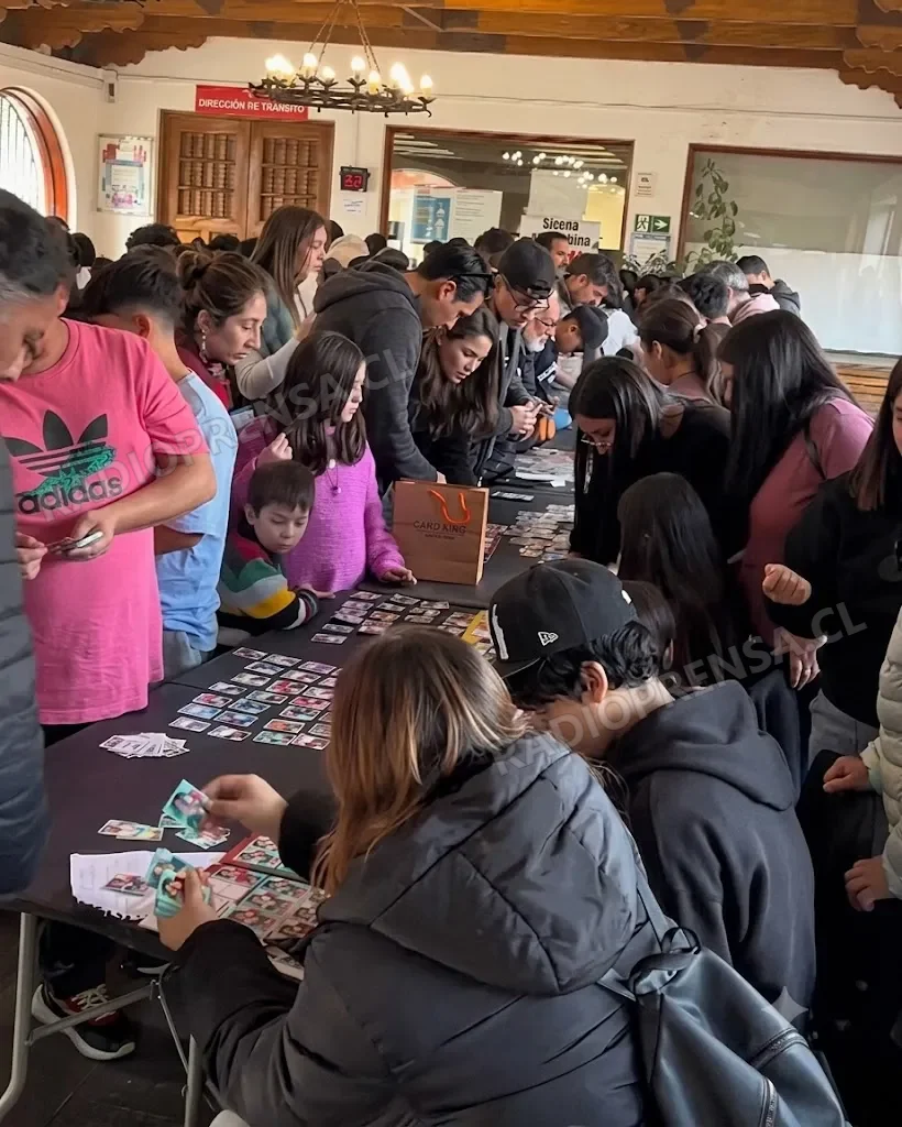Exitosa segunda “Cambiatón” de láminas del Mundial reunió a cientos de familias en Talagante
