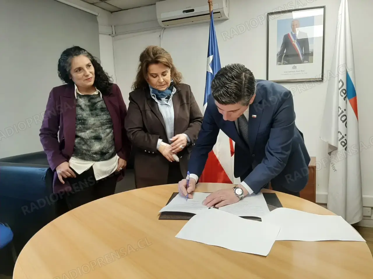 El Delegado Presidencial Provincial de Melipilla, Gastón Libuy, junto a la directora nacional de la institución, Jessica Flores, firmaron el convenio de colaboración.