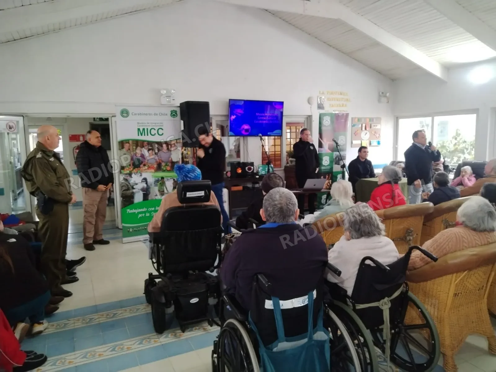 Cerca de 90 abuelitos del Hogar San José de Melipilla vivieron emotiva jornada de canto y cultura organizada por Carabineros