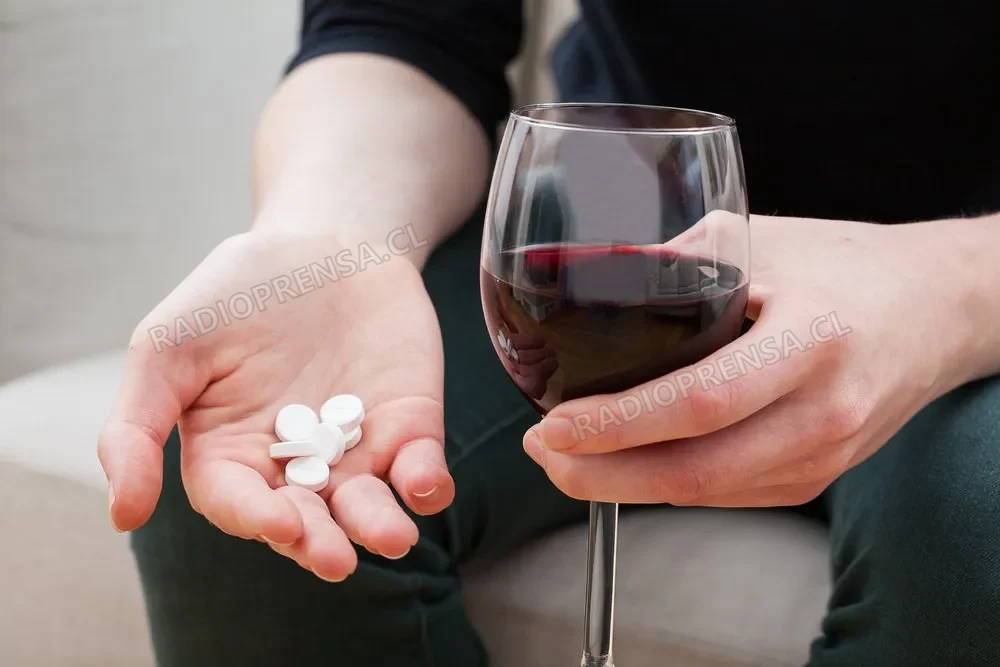¿Puedo tomar alcohol si consumo medicamentos? Lo que debes saber antes de brindar en estas Fiestas Patrias