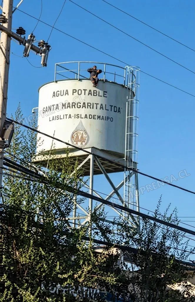 Sujeto amenazó con quitarse la vida y subió a torre de agua potable en Isla de Maipo durante emergencia que movilizó a equipos de rescate
