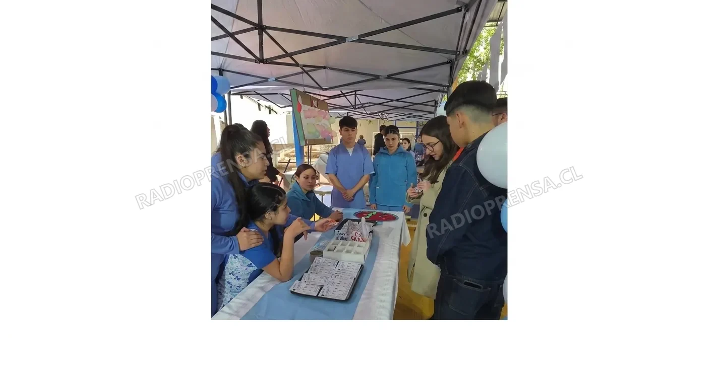 Liceo de Curacaví realizó Feria Técnica y Científica Humanista para acercar especialidades a estudiantes