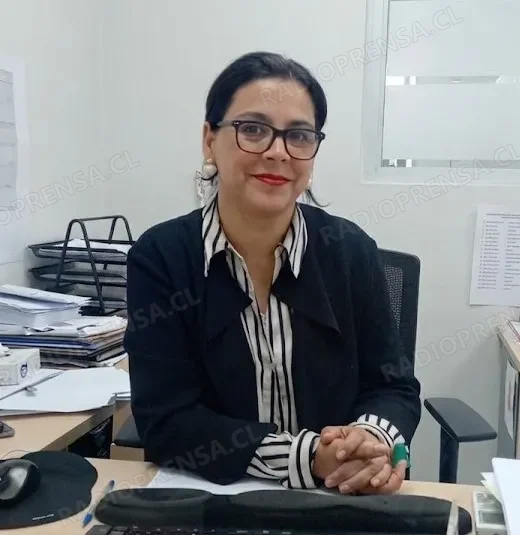Adultos mayores consultan por Bono de Invierno en oficina ChileAtiende de Talagante