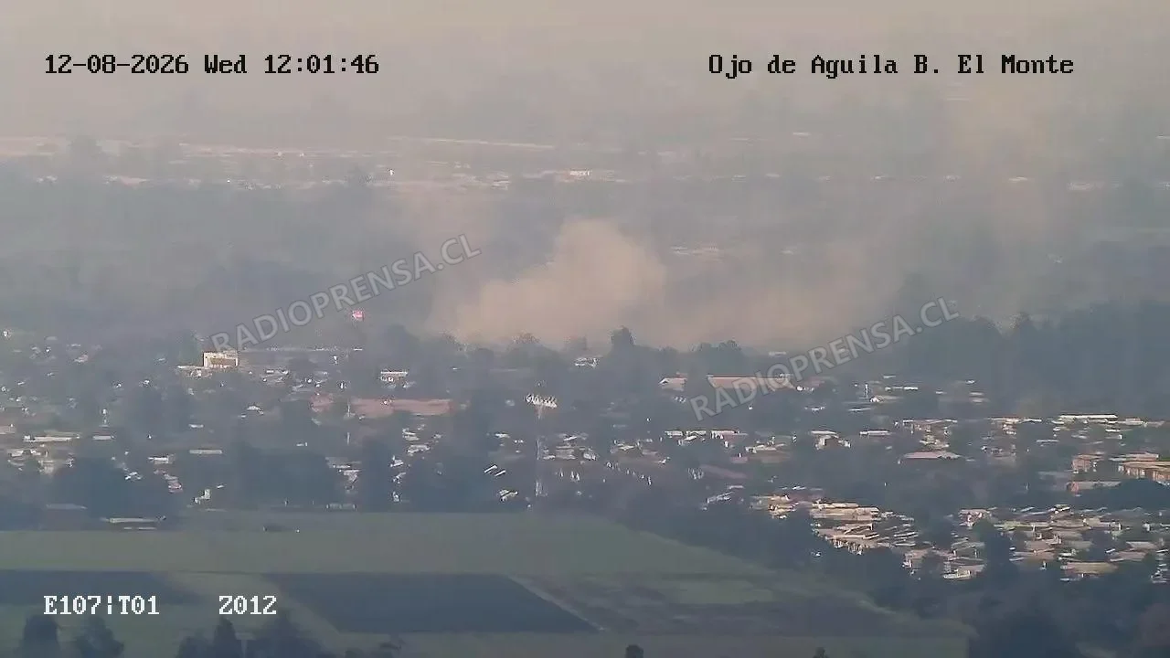 Incendio afecta bodega y destruye camioneta en avenida Los Libertadores de El Monte