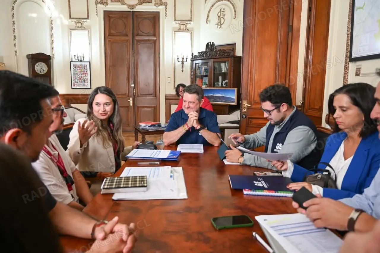 Alcaldesa de Alhué y gobernador Claudio Orrego impulsan buses eléctricos y recambio de luminarias en la comuna