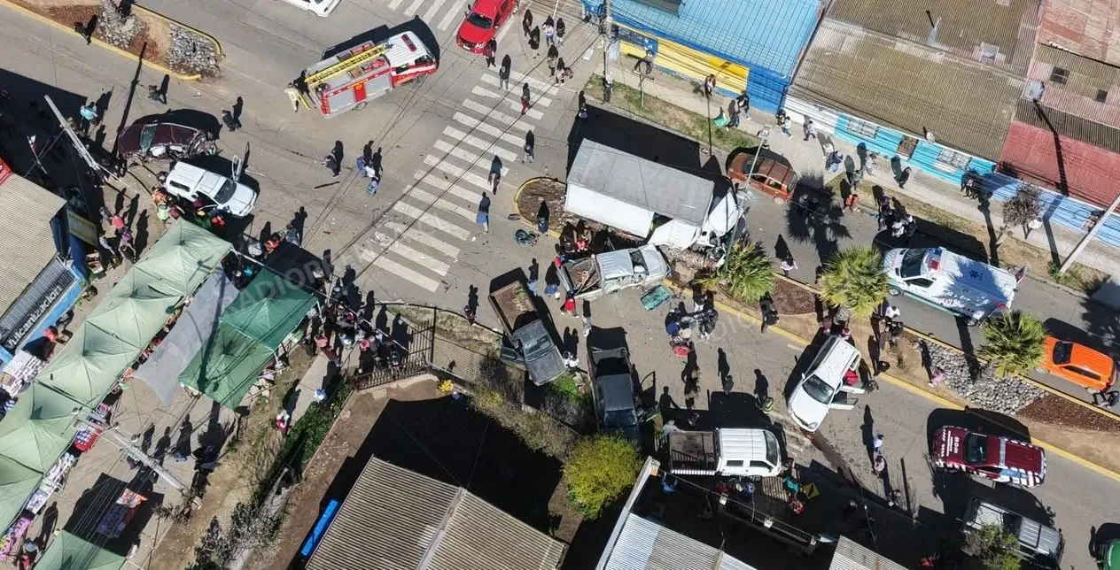 Camión que provenía de Melipilla protagonizó violento accidente múltiple en Cartagena: 13 personas resultaron lesionadas