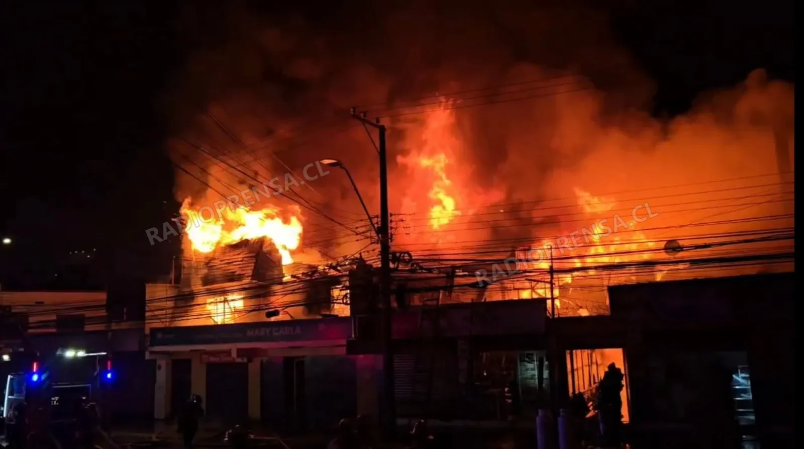 Incendio destruyó varios locales comerciales en San Antonio: Bomberos continúa removiendo escombros
