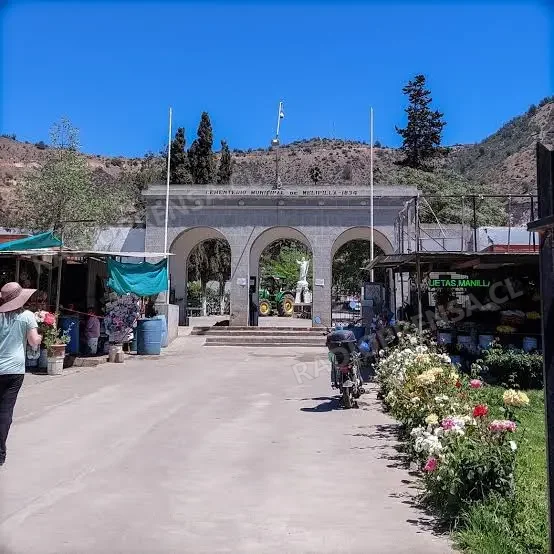 Melipilla se prepara para el Día de Todos los Santos con cerca de 500 puestos en las inmediaciones del Cementerio Municipal