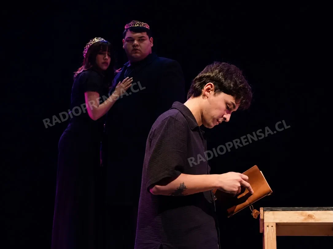 Estudiantes de Talagante asistieron a la función previa de la obra "Hamlet" en la Casa de la Cultura