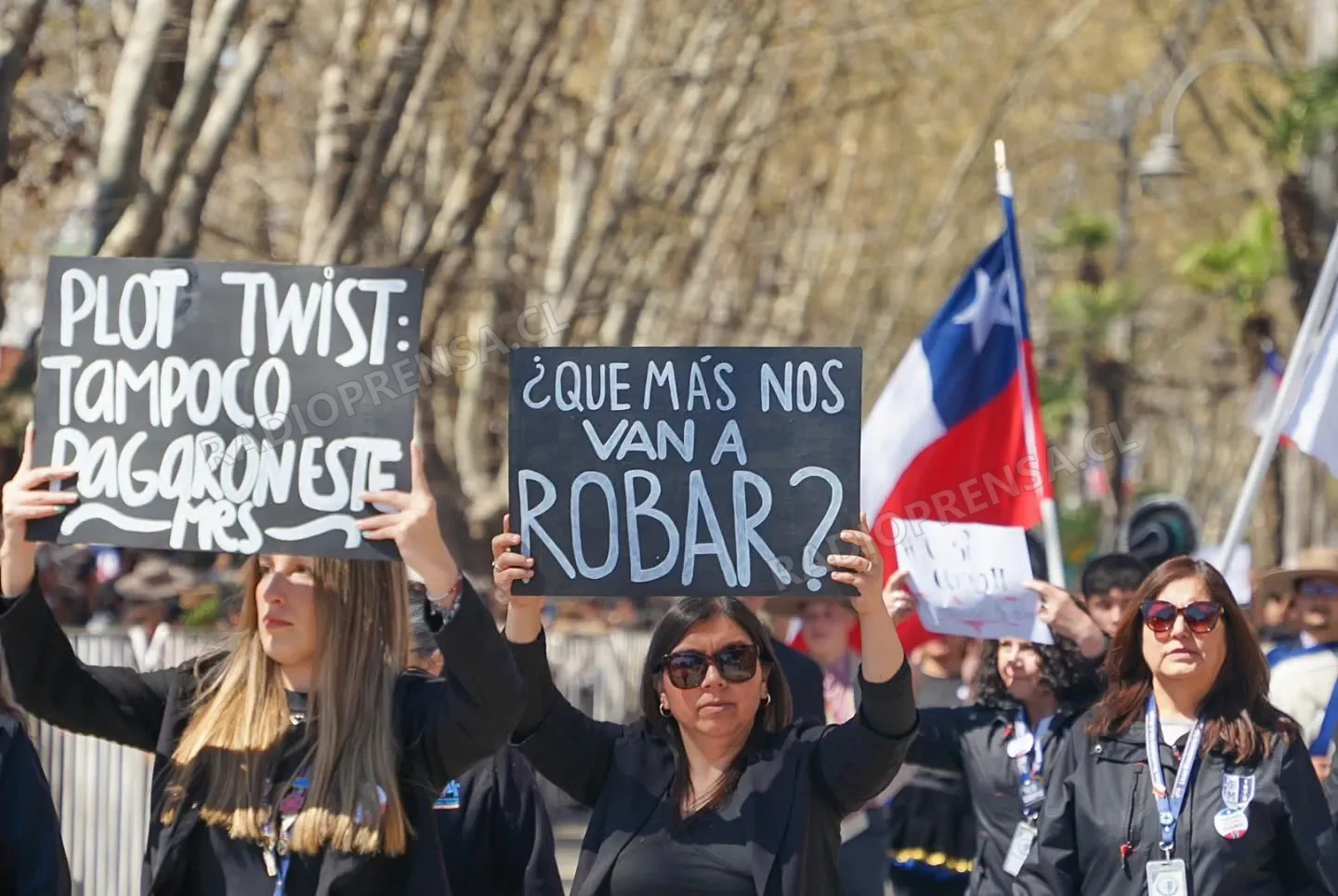 Profesores protestaron durante desfile en Isla de Maipo por millonaria deuda previsional