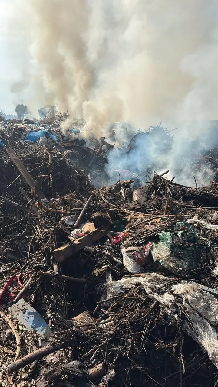 Incendio forestal se reactiva y afecta vertedero clandestino en el sector El Bajo. El humo llegó a la ciudad de Melipilla