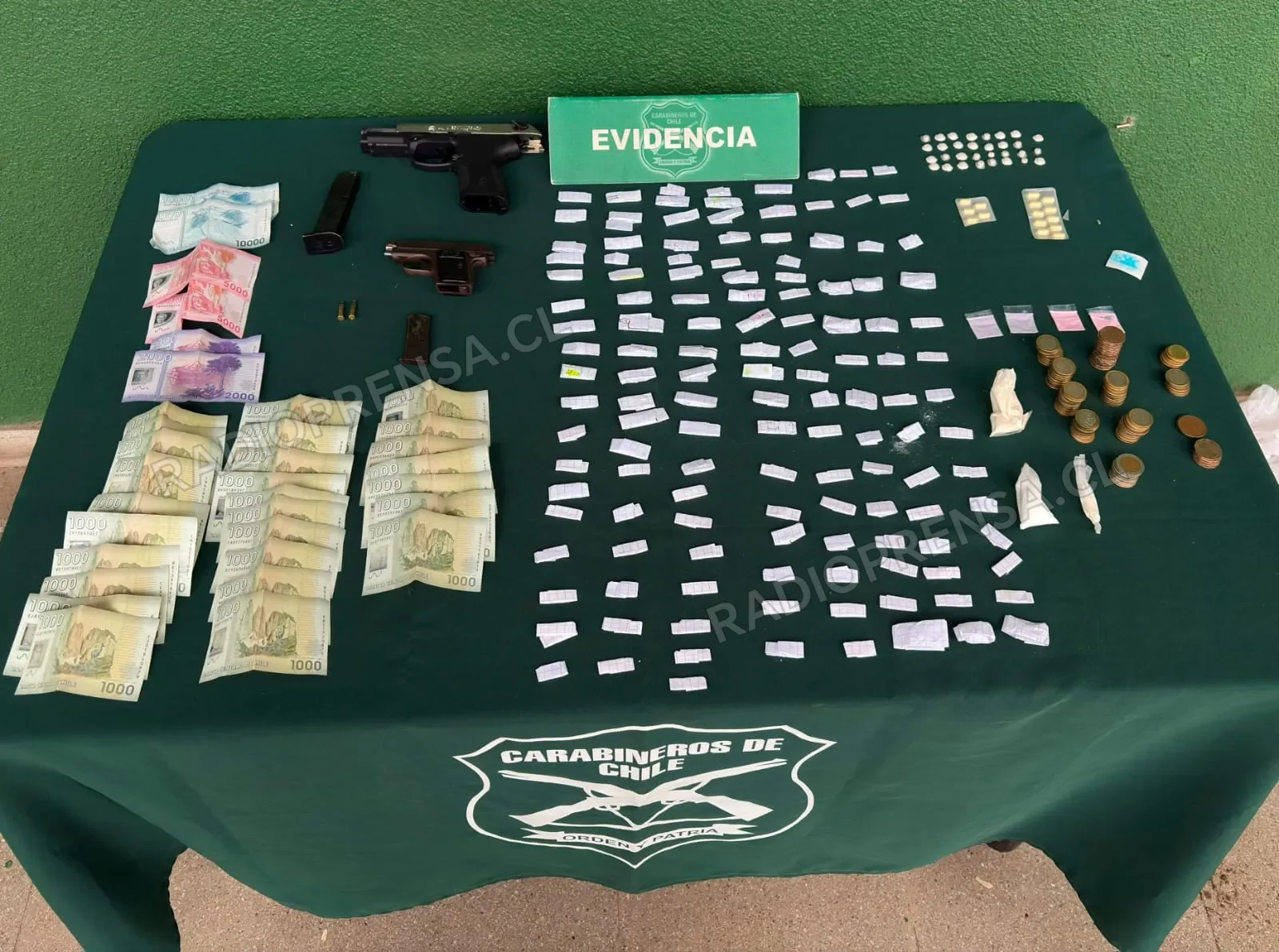 Carabineros detiene a seis personas e incauta dos armas y más de 140 dosis de droga